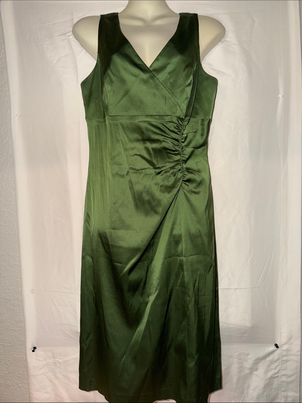 Donna Ricco Olive Green Sleeveless V-Neck Midi Dress